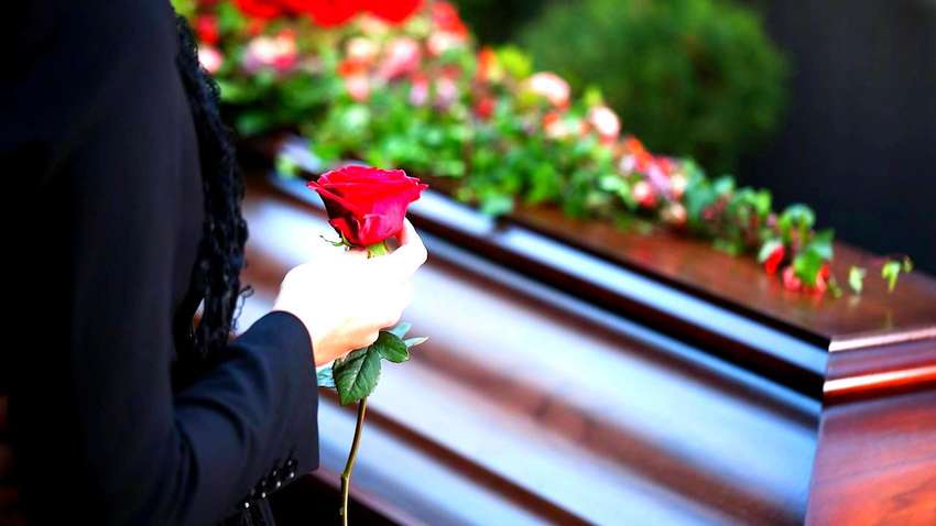 В Индонезии мужчина вернулся домой после собственных похорон