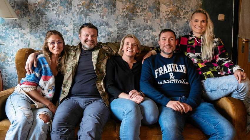 Герої серед нас: звичайна польська родина евакуювала з України вісім тисяч біженців