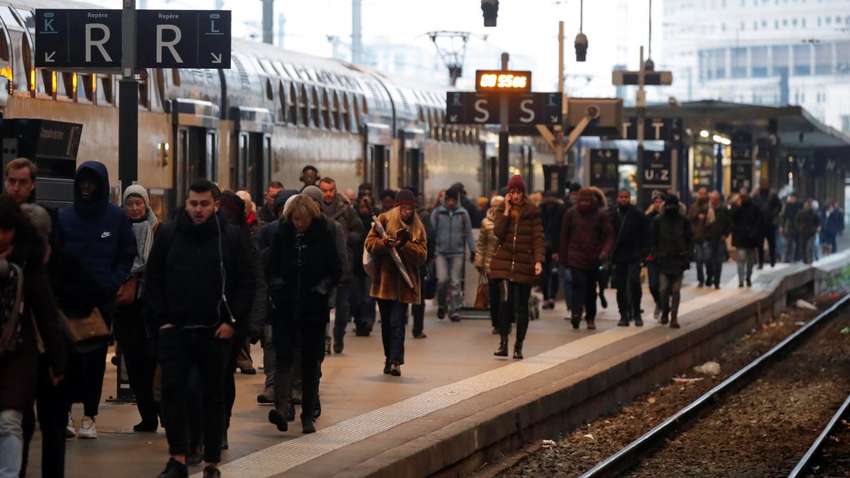 Транспортний колапс через протести у Франції: курсують тільки поїзди-безпілотники