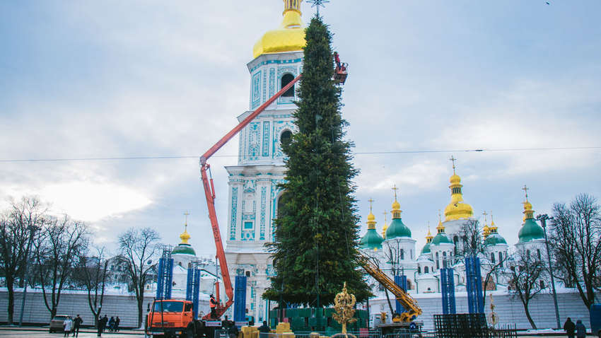 "Трохи сумно": на Софійській площі  демонтують  новорічну ялинку