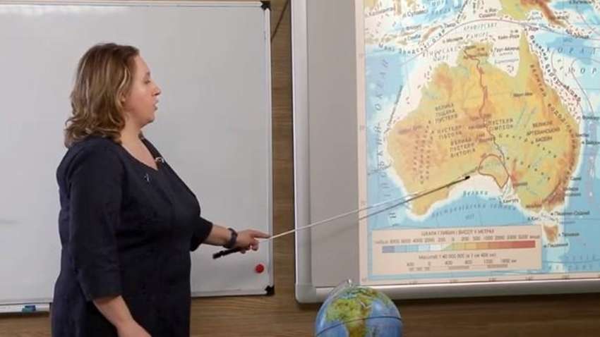 Опять ляп: учительница географии перепутала океаны в эфире «Всеукраинской школы онлайн»