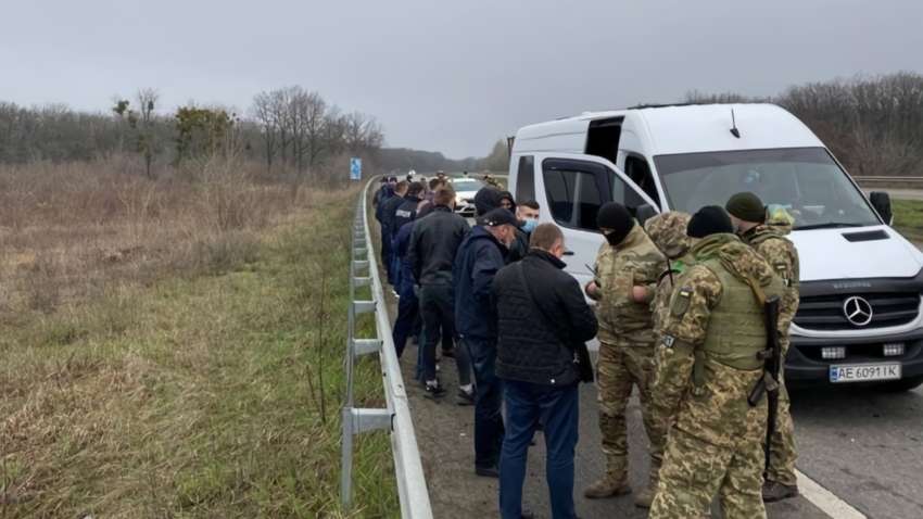 У въезда в Харьков были задержаны автобусы с «титушками»: что планировалось (ФОТО) У въезда в Харьков были задержаны автобусы с «титушками»: что планировалось (ФОТО)