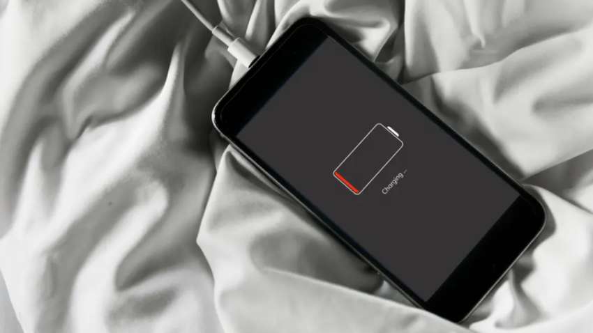 Популярная соцсеть специально разряжает батареи смартфонов