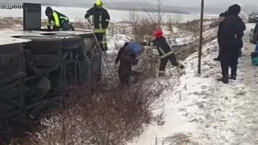 Смертельна аварія на Прикарпатті: пасажирський автобус злетів у кювет і перекинувся