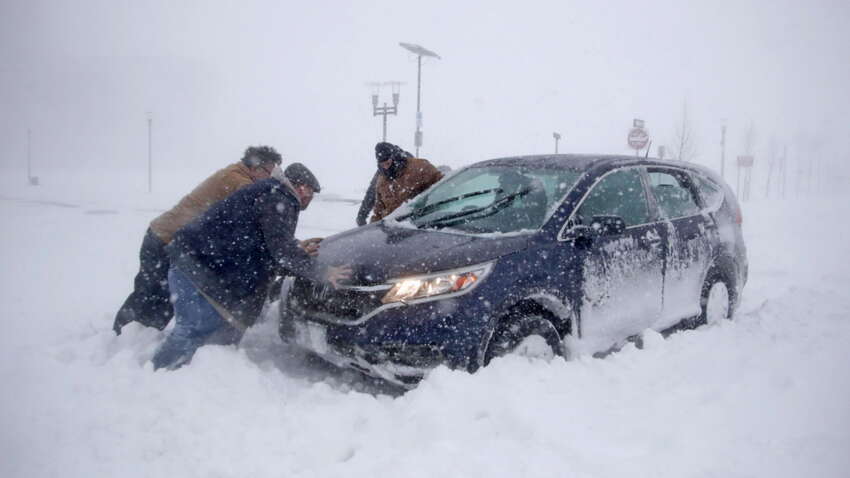 Застряли в сугробе: как выбраться из снега без ущерба для машины и нервов