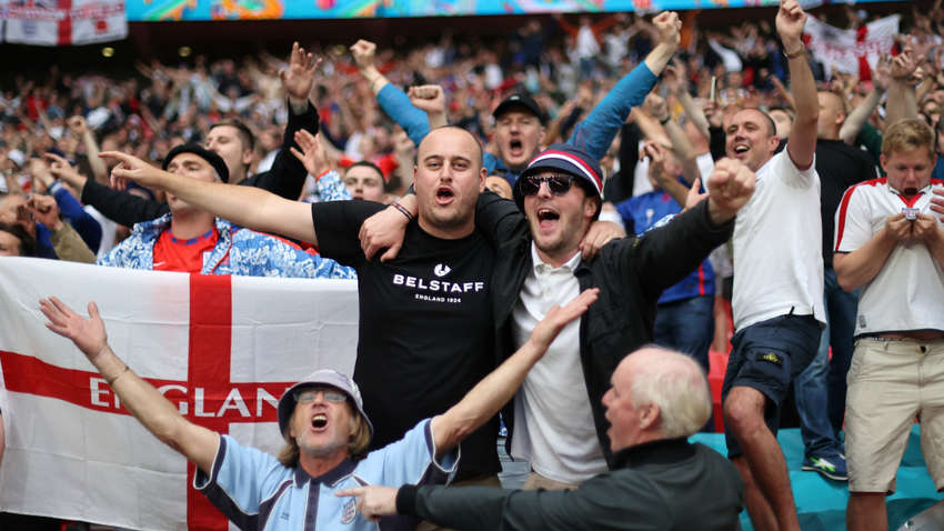 Почему английских футбольных фанатов накрыла волна хейта соцсетей