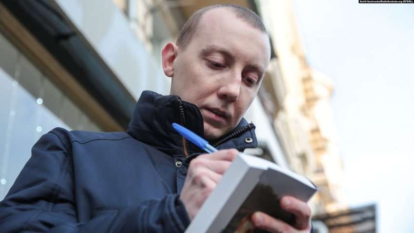 "Заставляли петь часами советские песни, пока напротив продолжали кого-то пытать", - экс-узник Донбасса 