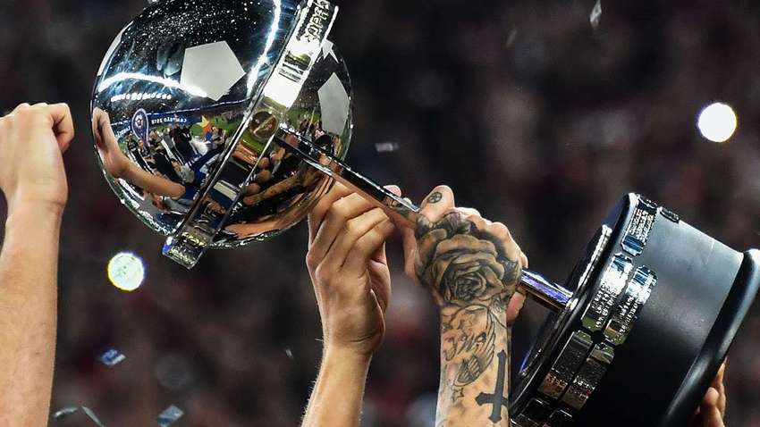 Очередной VAR-скандал спровоцировал драку между футболистами и полицией во время Кубка Либертадорес