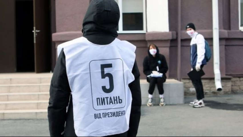 У Зеленского объяснили, почему опрос президента проводили школьники