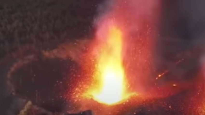 На Канарских островах извержение вулкана стало еще сильнее: в небо вздымаются фонтаны лавы (ВИДЕО)  На Канарских островах извержение вулкана стало еще сильнее: в небо вздымаются фонтаны лавы (ВИДЕО)