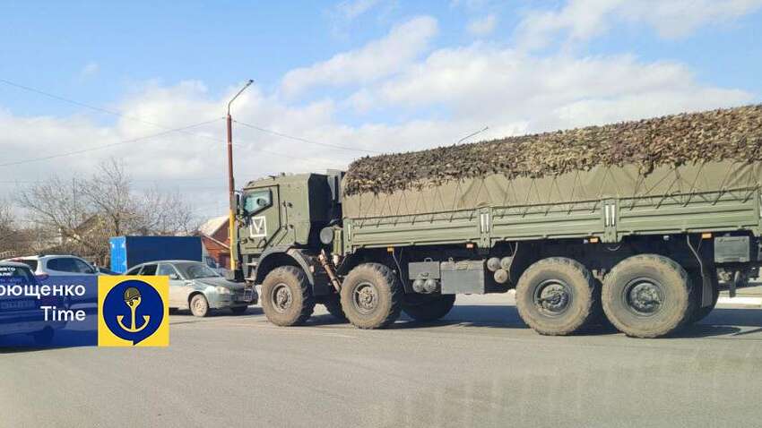 Шалений рух військової техніки помітили біля Маріуполя: що відомо