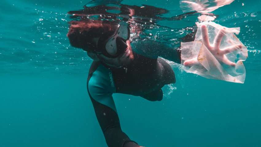 В США дайверы создают защитные маски из океанического мусора
