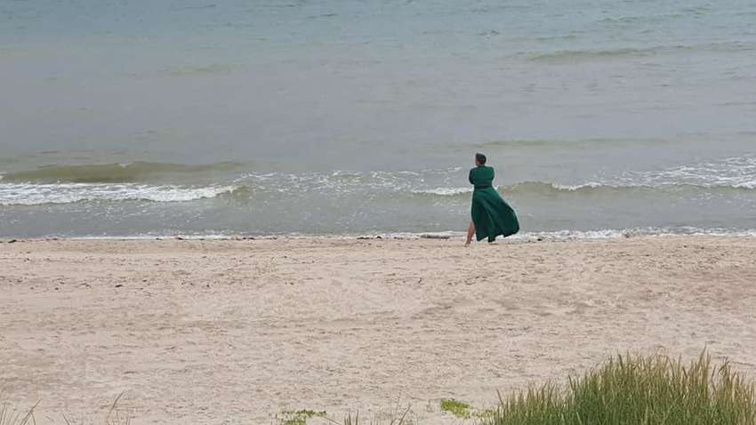 Савченко в изумрудном платье "штурмовала" Балтийское море