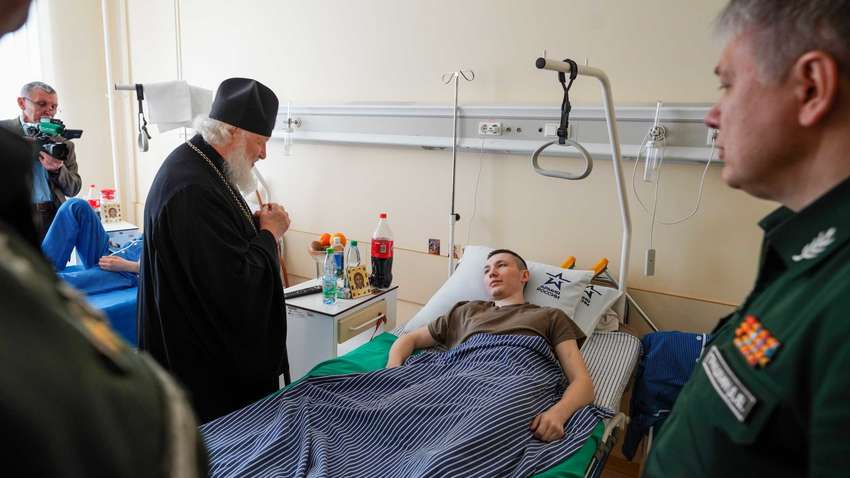 Назвав "подвижниками": Патріарх Кирило відвідав у госпіталі поранених окупантів рф