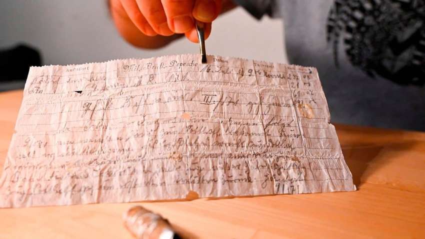 Привет из прошлого: во Франции нашли вековую капсулу с запиской Привет из прошлого: во Франции нашли вековую капсулу с запиской