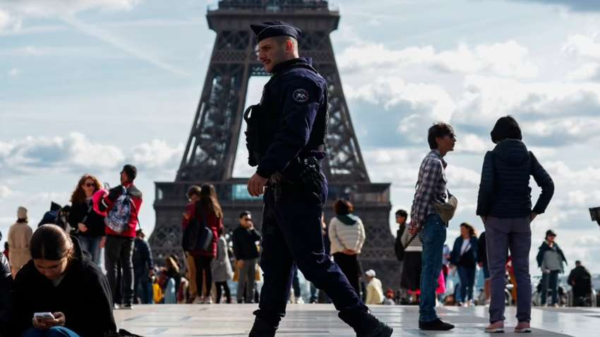 Британскую полицейскую изнасиловали у Эйфелевой башни Британскую полицейскую изнасиловали у Эйфелевой башни