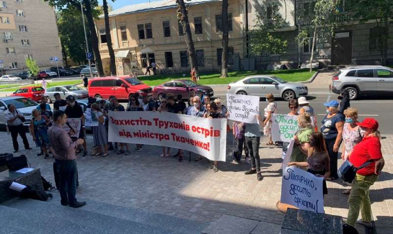 Міністр Ткаченко втік від активістів через чорний вихід Міністерства культури Міністр Ткаченко втік від активістів через чорний вихід Міністерства культури