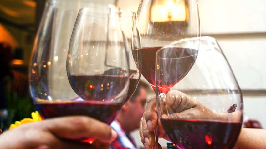 Алкоголь vs коронавирус: может ли спиртное уберечь от COVID-19