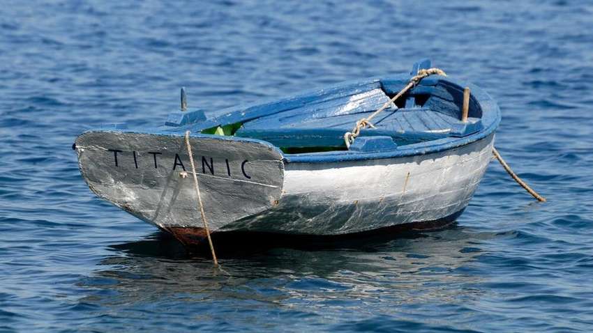 Наречений і наречена потонули в річці, зображаючи сцену з «Титаніка»