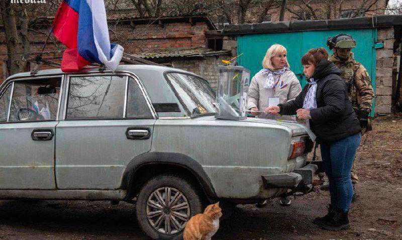 "Жигули" вместо участка: как в Донецке "голосуют" за Путина