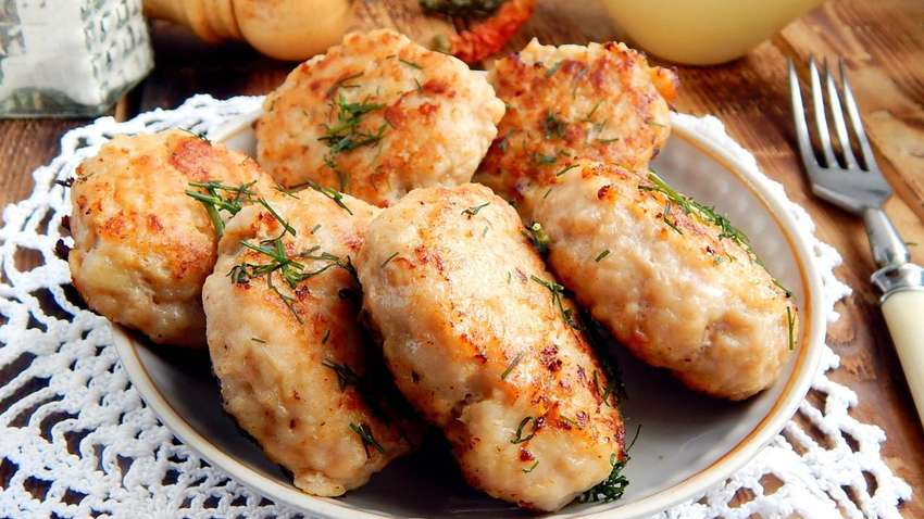 Их не нужно жарить: как правильно готовить вкусные котлеты