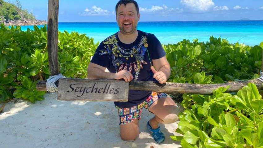 "Девочки, приезжайте": Андрей Богдан продолжает "троллить" украинцев с тропических островов