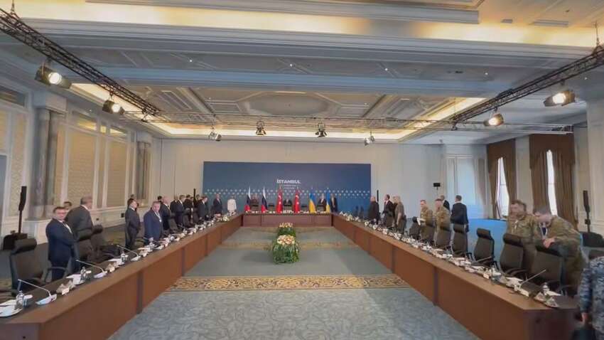 Просили не влаштовувати виставу: ЗМІ розповідають, як вели себе на переговорах росіяни 