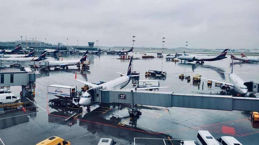 В США мужчина выпрыгнул из самолета, который уже выруливал на взлетную полосу