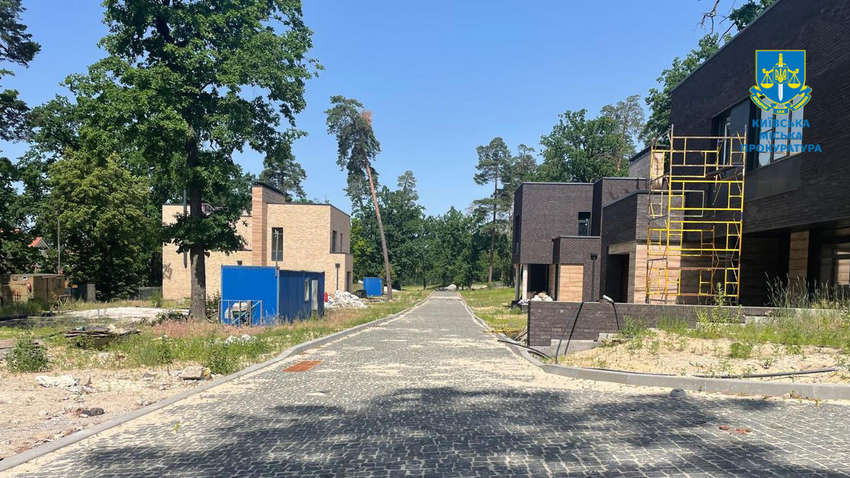 В Киеве снесут коттеджный городок, который построили вместо детского лагеря