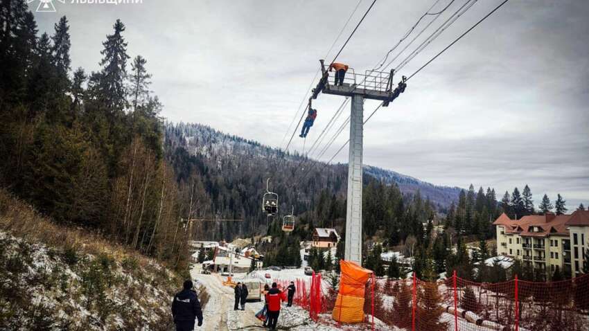 Фобія у скарбничку: на горі Захар Беркут зупинився підйомник – рятувальники знімають людей