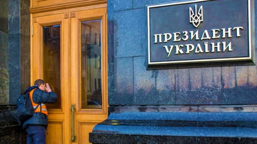 Под Офис президента принесли пианино и огнетушитель 