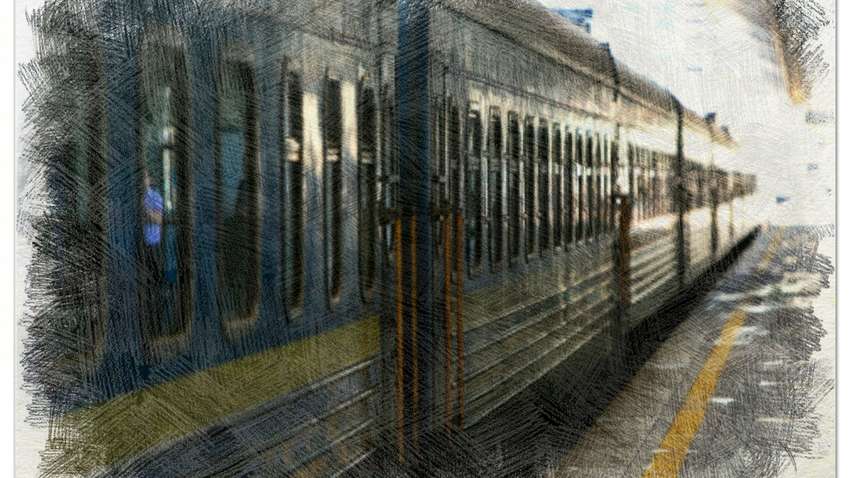 ВИДЕОФАКТ: в Киеве парень залез на поезд и загорелся