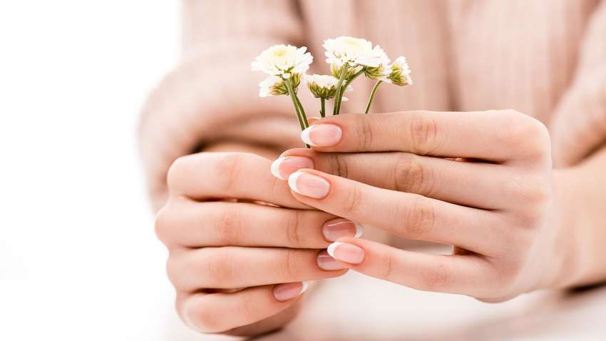 Чому жовтіють нігті: п'ять основних причин 