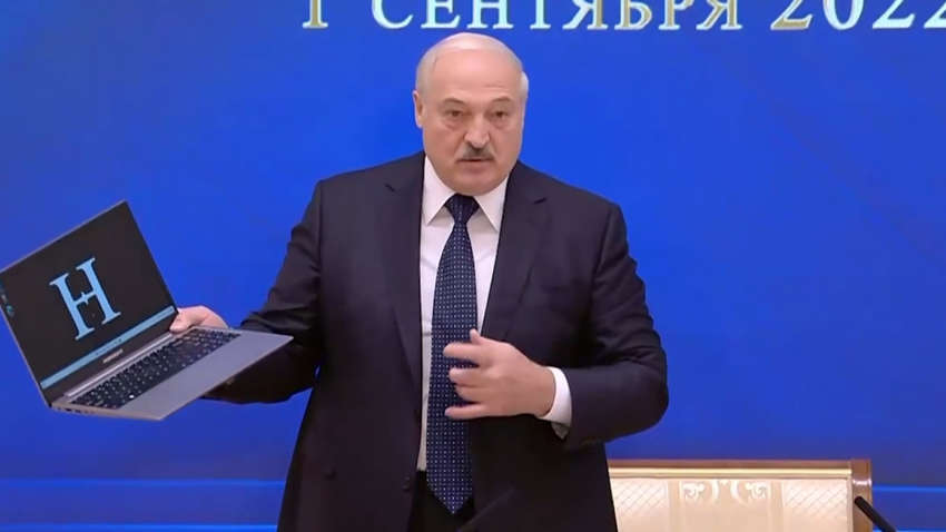 Лукашенко представив перший білоруський ноутбук, але насправді там тільки 12% білоруського (ВІДЕО)