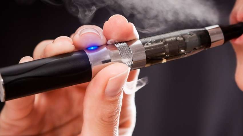 В Украине ужесточили наказание за продажу электронных сигарет детям