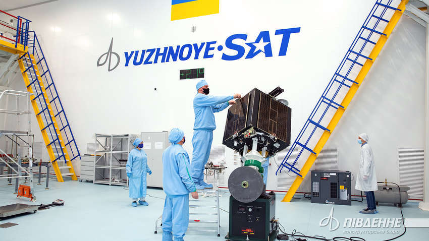 Стала відома доля українського супутника, який запускала в космос компанія Ілона Маска: чи є з ним зв‘язок