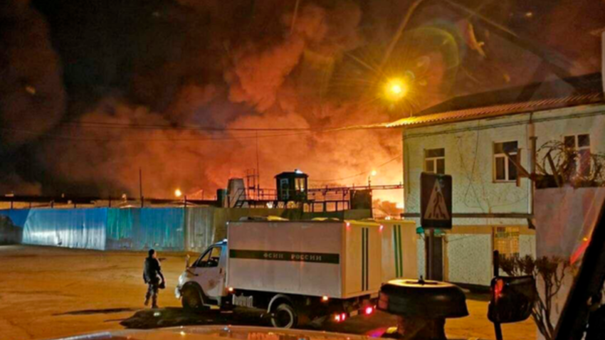 В колонії Росії в'язні масово порізали собі вени і підпалили корпус: є жертви 