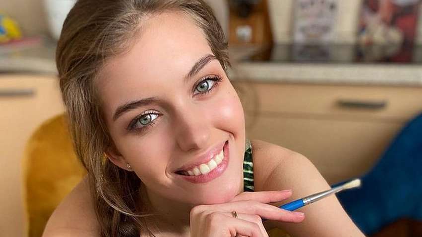 Жена Комарова показала, как украсить яйца на Пасху