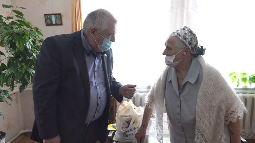 Медведчук и Марченко вручили нуждающимся по всей стране праздничные наборы к Пасхе