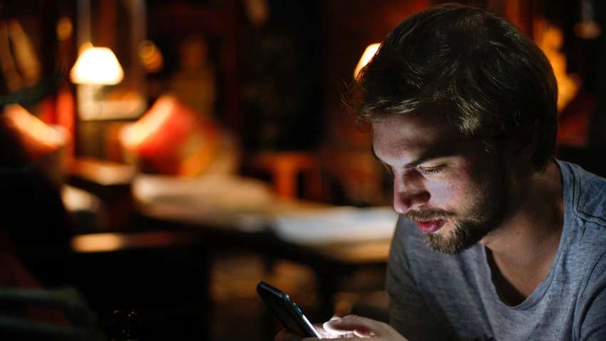 Почему нельзя оставлять зарядку в розетке Почему нельзя оставлять зарядку в розетке