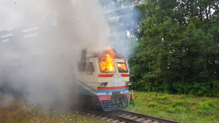 Під Жмеринкою загорілася електричка з людьми: опубліковані шокуючі фото