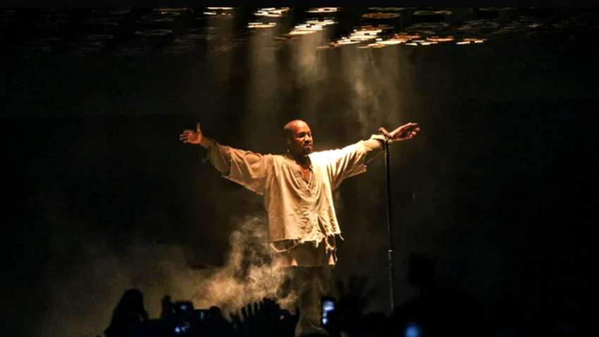 Воздух с концерта Канье Уэста продают на eBay: цена шокирует