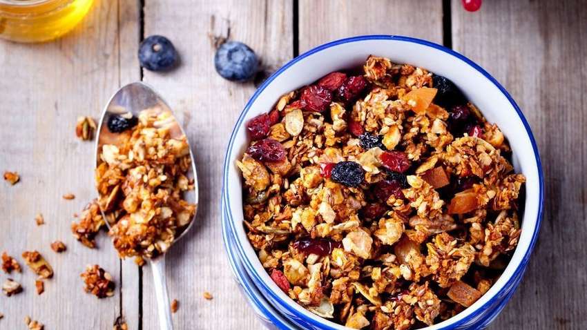 Гранола вместо хлопьев: диетолог назвала идеальный завтрак