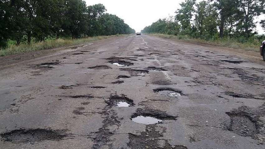Тисячі витратили, ями лишилися: підряднику оголосили підозру Тисячі витратили, ями лишилися: підряднику оголосили підозру