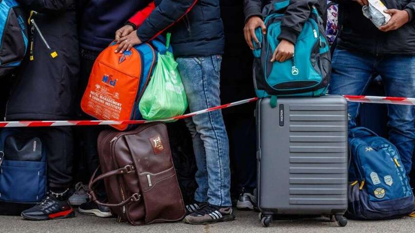 «Українці масово вивозять підлітків назавжди за кордон – повні автобуси»: що відомо