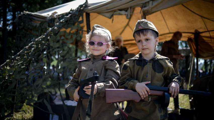 Британська розвідка пояснила, чому росіяни вчать дітей керувати бойовими дронами Британська розвідка пояснила, чому росіяни вчать дітей керувати бойовими дронами