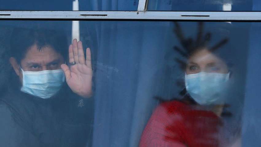 Евакуйована з Уханя: “ті, хто бояться вірусу, не вийшли б на вулицю і не стояли б з автобусами"