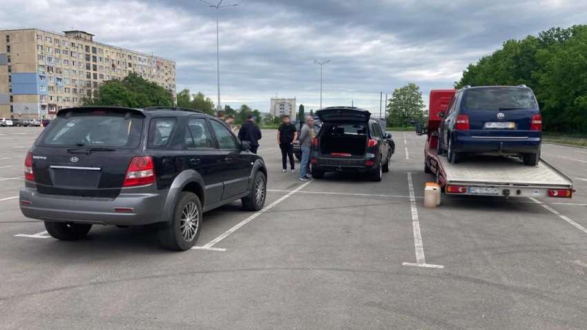 "Волонтер" организовал продажу автомобилей с гуманитарной помощи: подробности 
