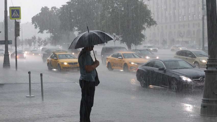 Затоплені таксі та зірвані дахи: з якою негодою зіткнулася Москва (ФОТО, ВІДЕО) Затоплені таксі та зірвані дахи: з якою негодою зіткнулася Москва (ФОТО, ВІДЕО)