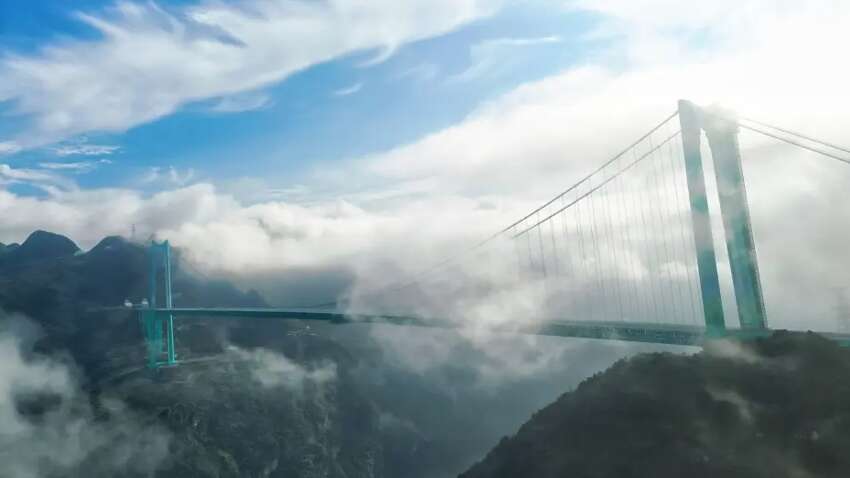 В Китае открыли самый высокий мост в мире (ФОТО)